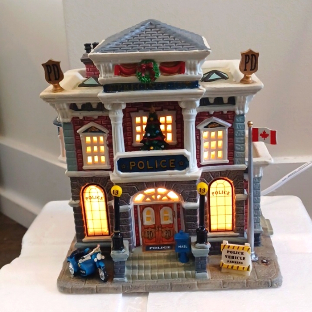 Police Precinct 13 Proudly Canadian🇨🇦 Lemax Christmas Village Lighted Building